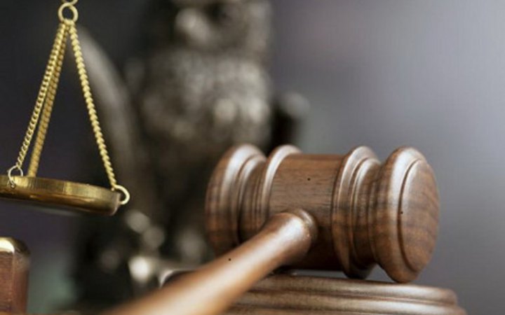 Побив та позбавив зору рідну матір: на Рівненщині засудили чоловіка