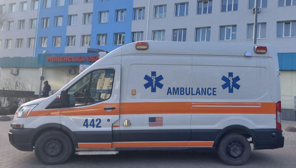 Рівненські медики передарували авто “швидкої” військовим 0000