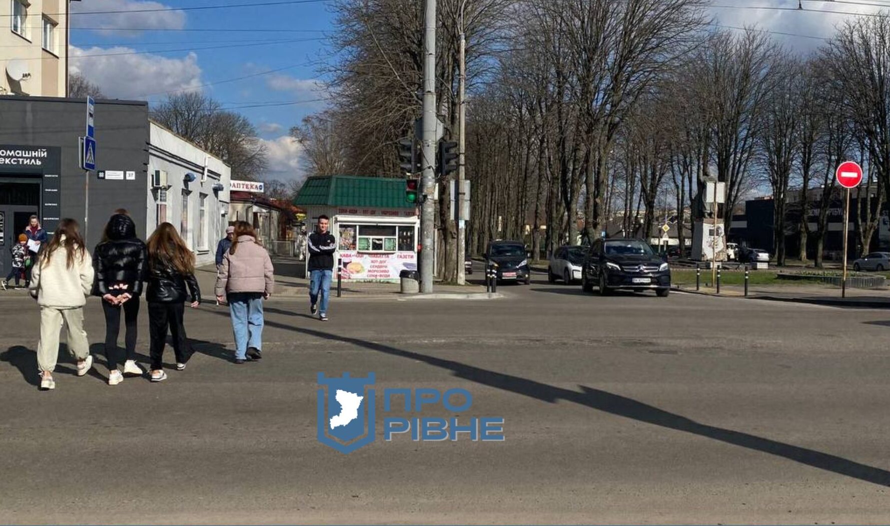 1 Рівненська підприємиця хоче викупити міську землю, аби кіоск на тротуарі не демонтували