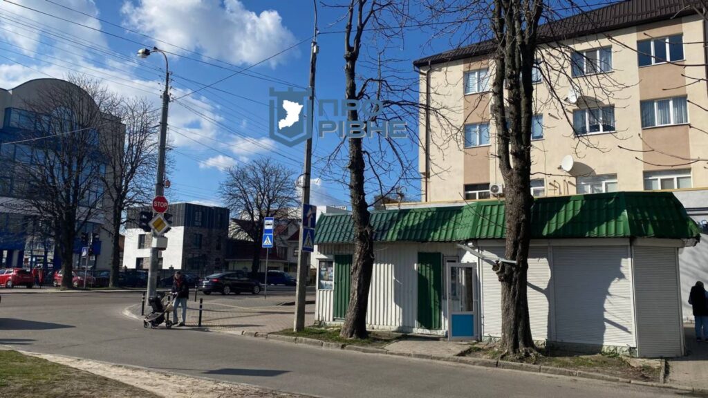 1 Рівненська підприємиця хоче викупити міську землю, аби кіоск на тротуарі не демонтували