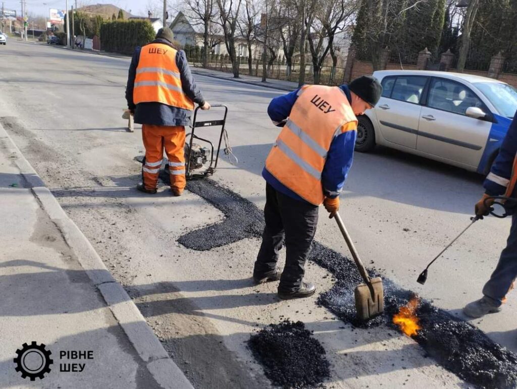 1 У Рівному латають ями на дорогах (ФОТО)