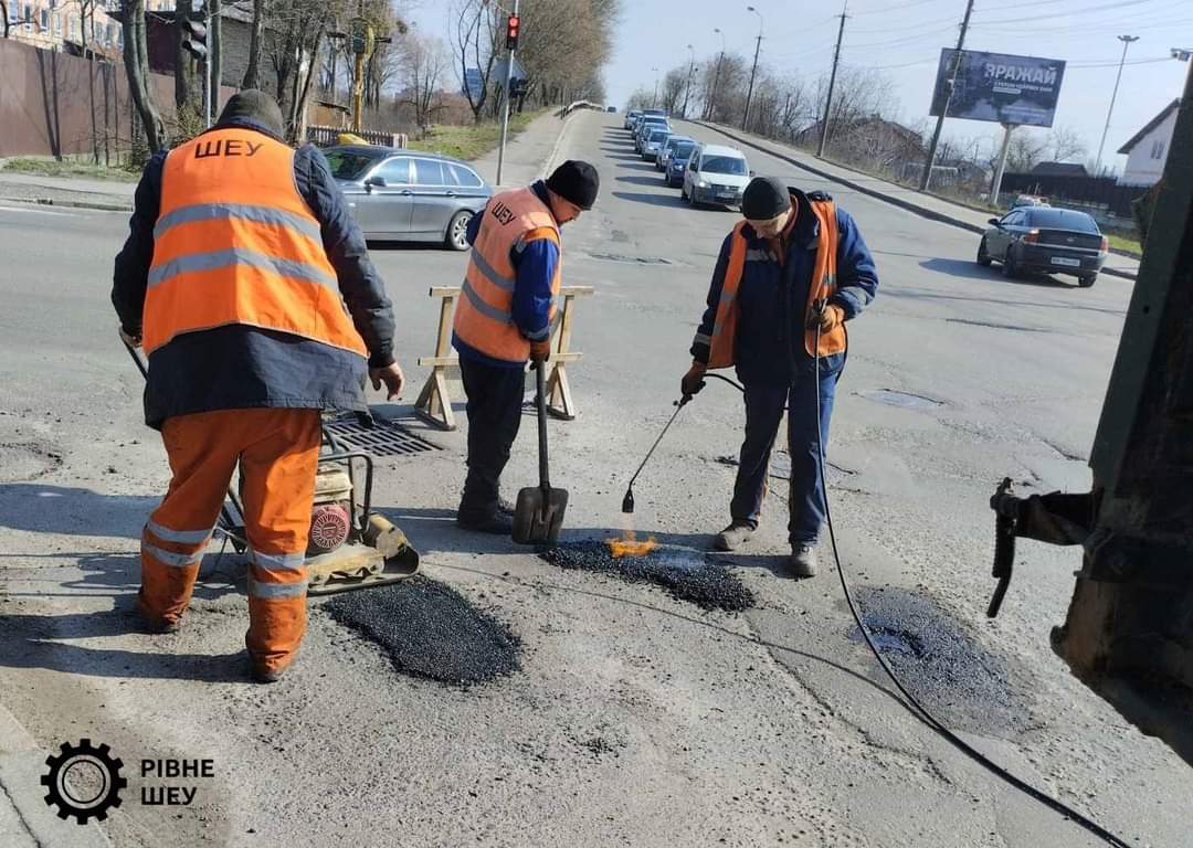 У Рівному латають ями на дорогах (ФОТО) 0000