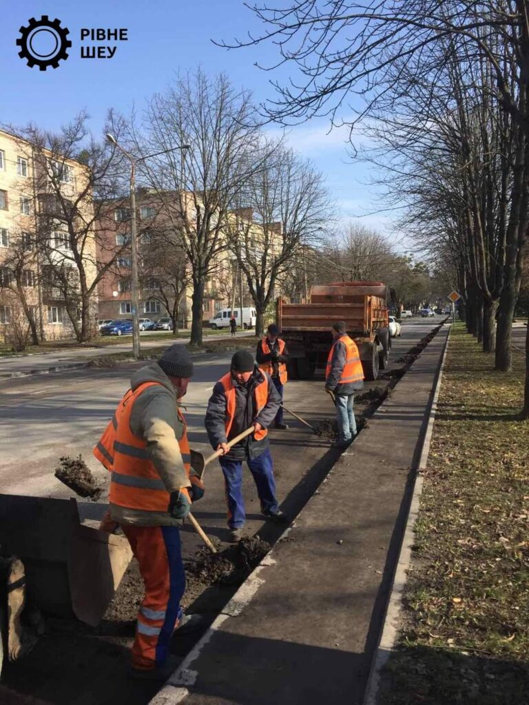 1 У Рівному латають ями на дорогах (ФОТО)