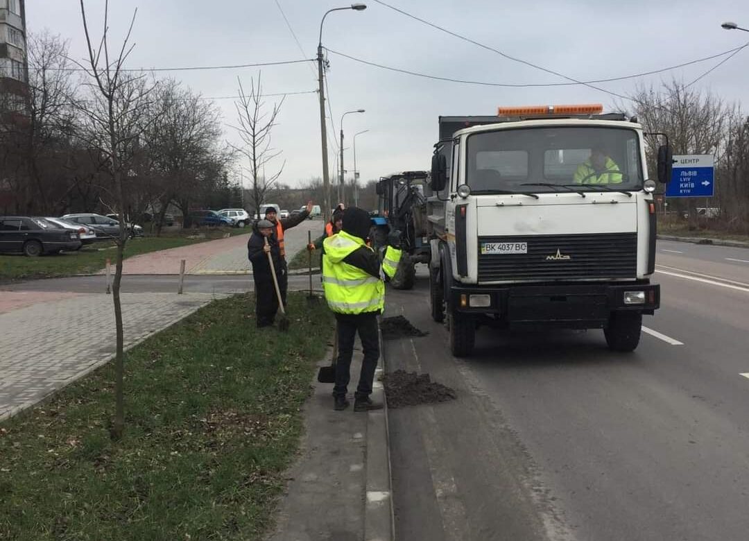 У Рівному латають ями і прибирають вулиці