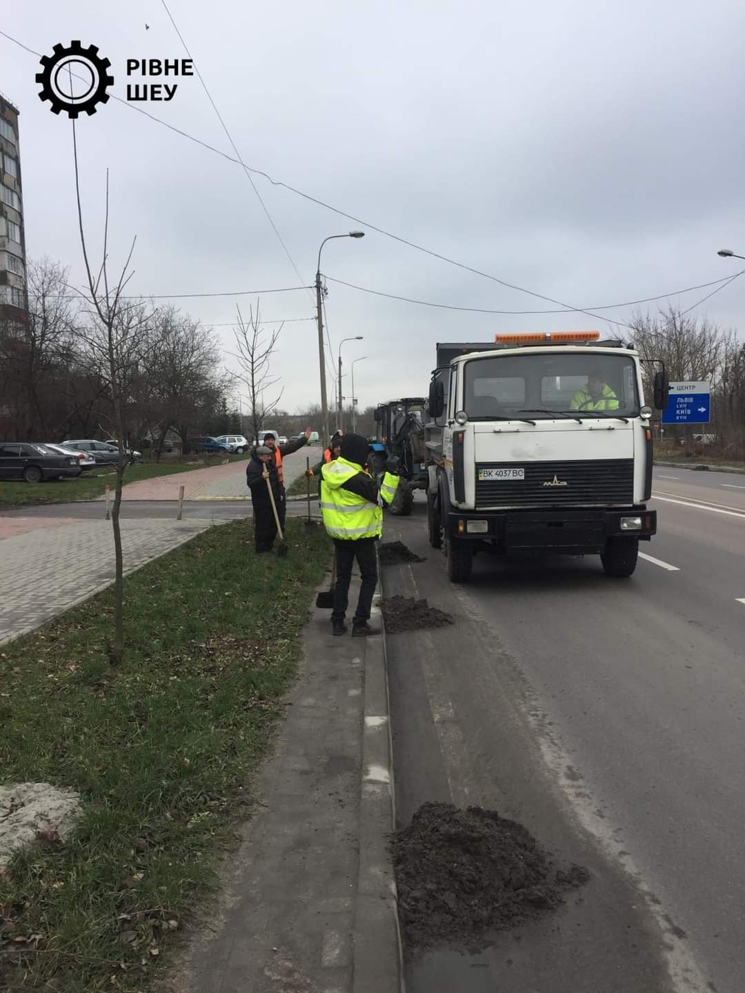 У Рівному латають ями і прибирають вулиці 0000