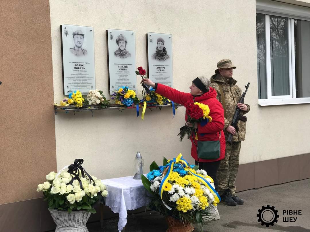 На фасаді рівненського комунального підприємства відкрили меморіальні дошки загиблим працівникам 0000