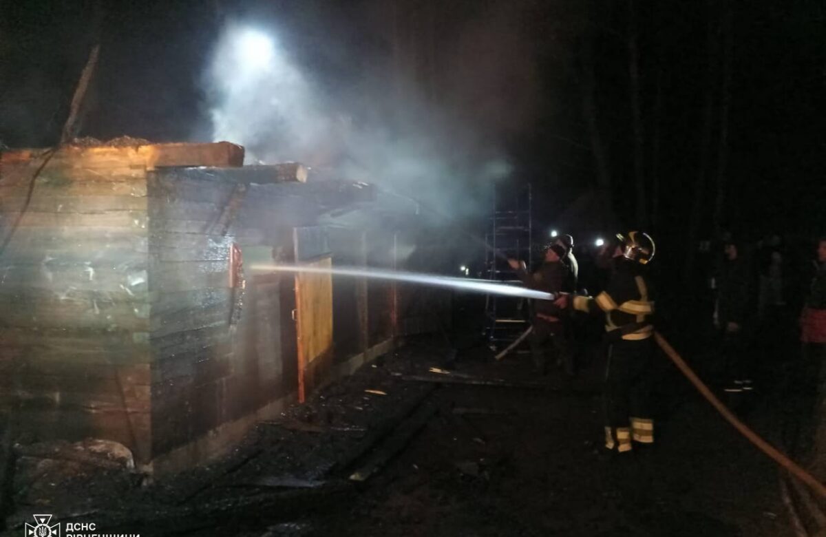 Рівненські рятувальники гасили пожежу в приватному обійсті