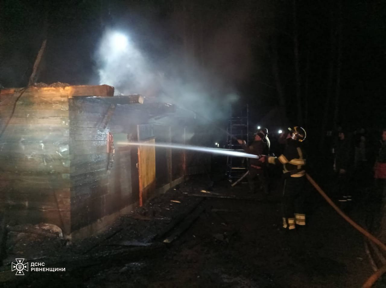 Рівненські рятувальники гасили пожежу в приватному обійсті 0000