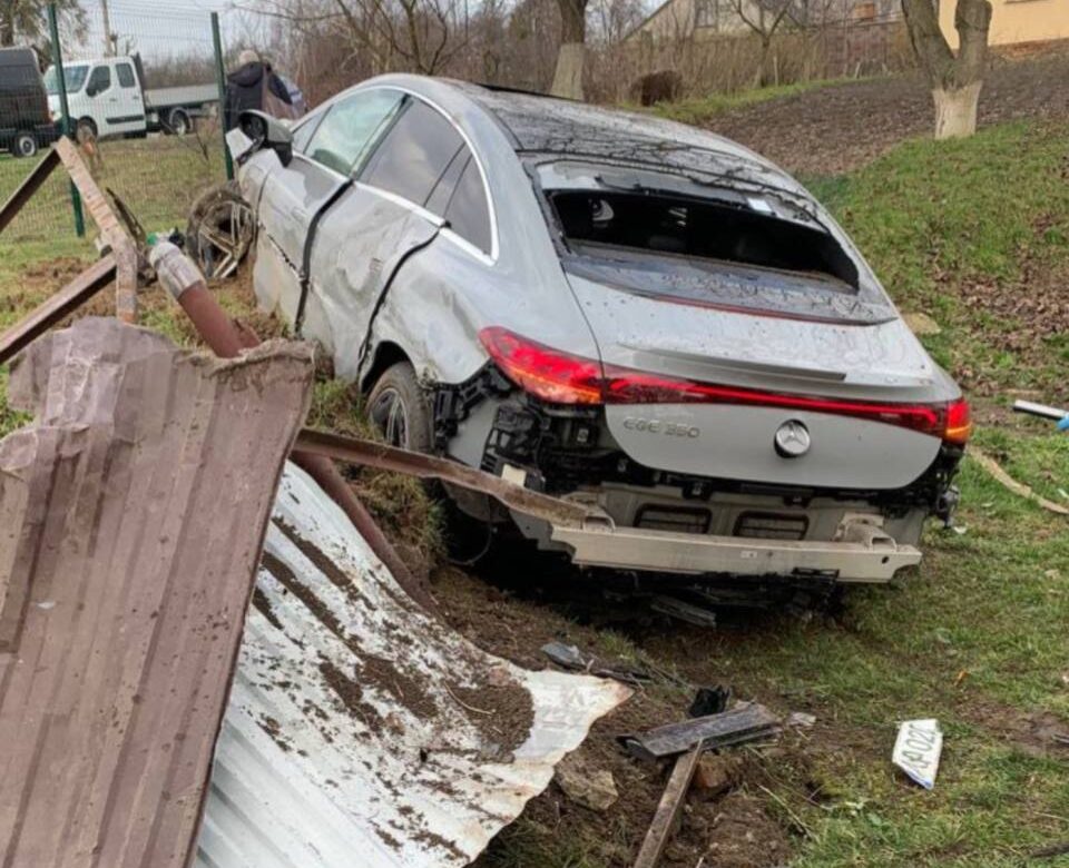 На Рівненщині Mercedes врізався у відбійник і вилетів у кювет (ФОТО)