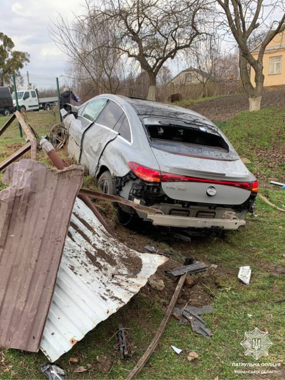 На Рівненщині Mercedes врізався у відбійник і вилетів у кювет (ФОТО) 0000