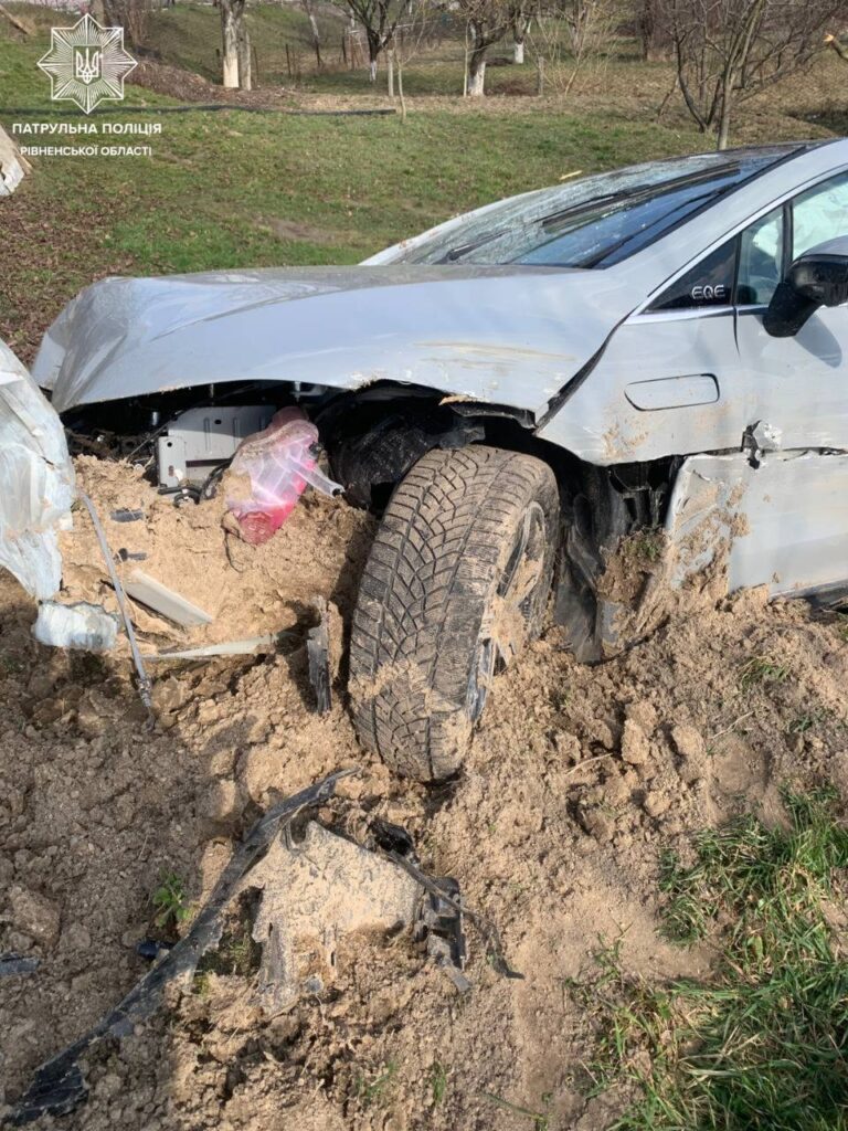 1 На Рівненщині Mercedes врізався у відбійник і вилетів у кювет (ФОТО)