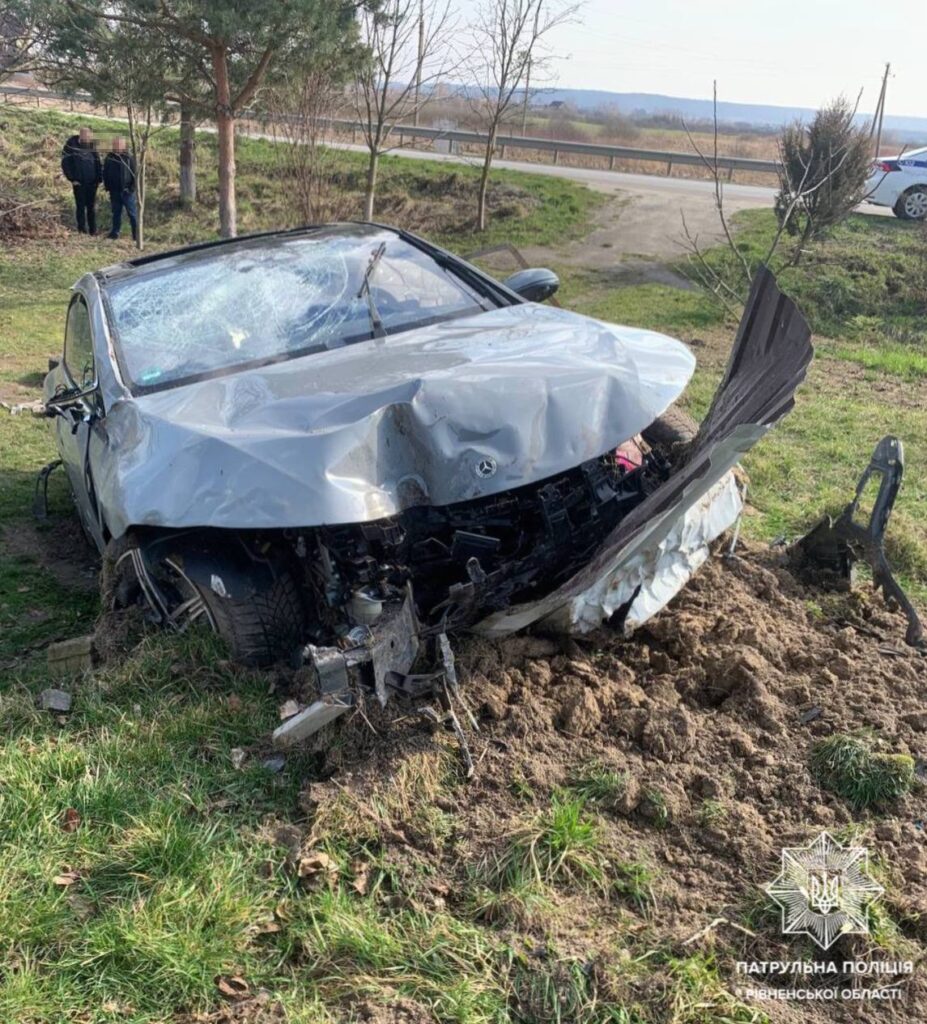 1 На Рівненщині Mercedes врізався у відбійник і вилетів у кювет (ФОТО)