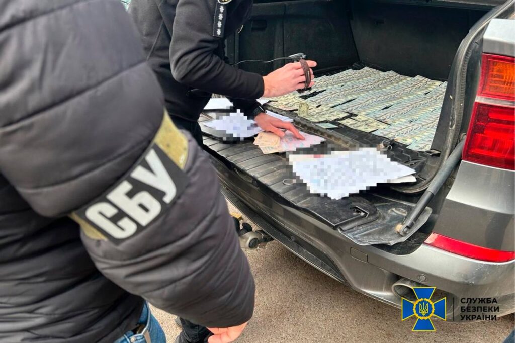 1 У Рівному лікар військового шпиталю підробляв ухилянтам діагнози за 7 тисяч доларів