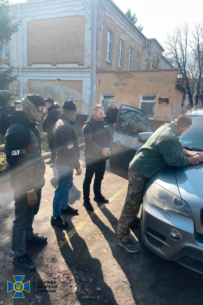 1 У Рівному лікар військового шпиталю підробляв ухилянтам діагнози за 7 тисяч доларів