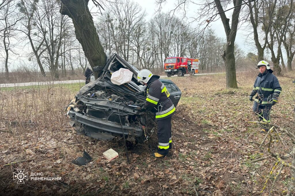 1 Автівку зім'яло об дерево, двоє жителів Рівненщини - в лікарні (ФОТО)