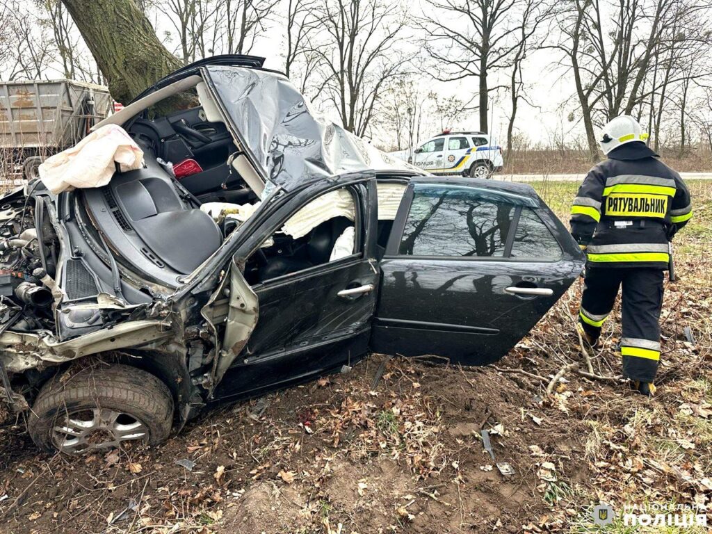 1 Автівку зім'яло об дерево, двоє жителів Рівненщини - в лікарні (ФОТО)