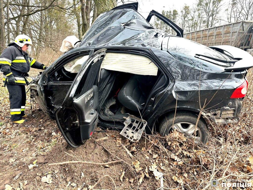 1 Автівку зім'яло об дерево, двоє жителів Рівненщини - в лікарні (ФОТО)