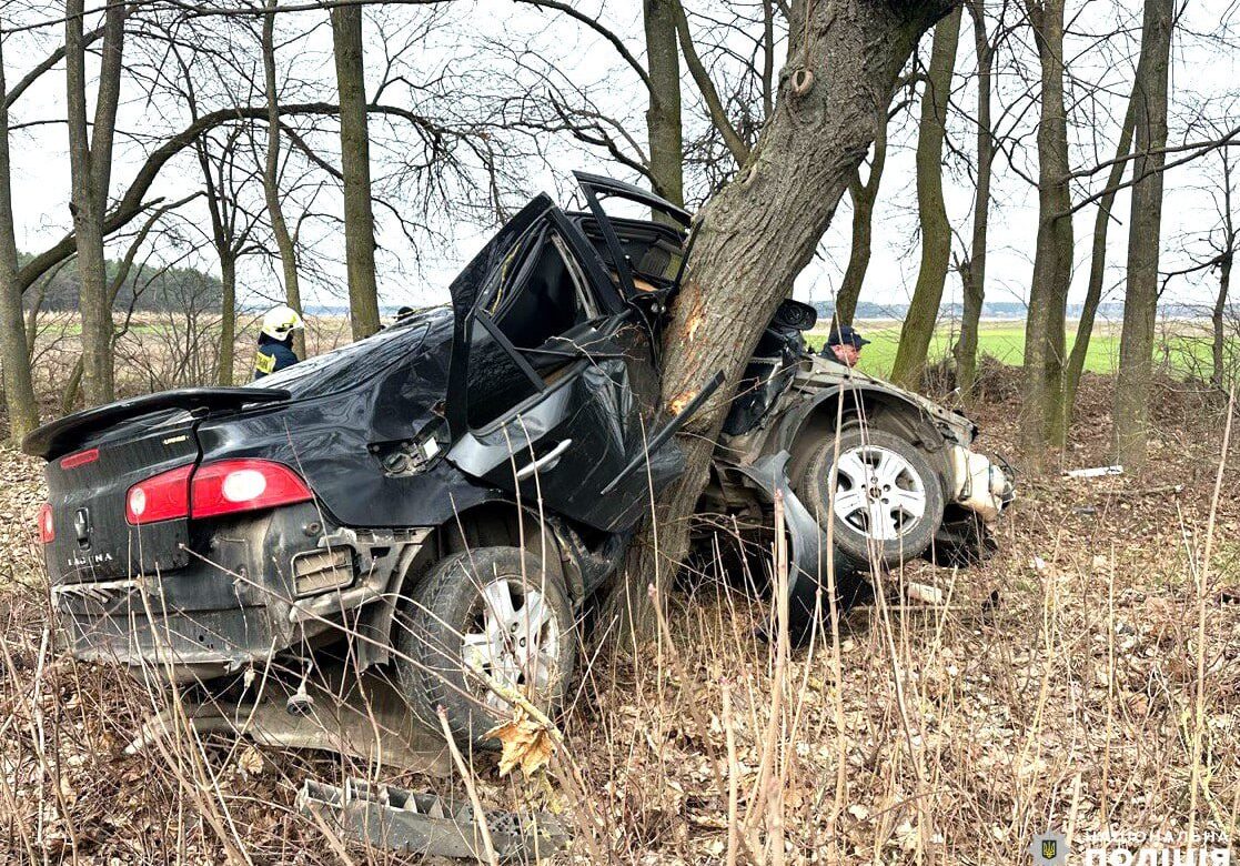 Автівку зім’яло об дерево, двоє жителів Рівненщини – в лікарні (ФОТО)