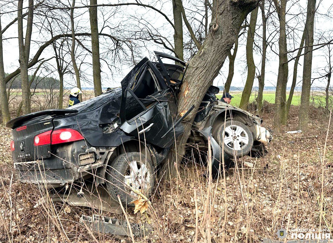 Автівку зім’яло об дерево, двоє жителів Рівненщини – в лікарні (ФОТО) 0000