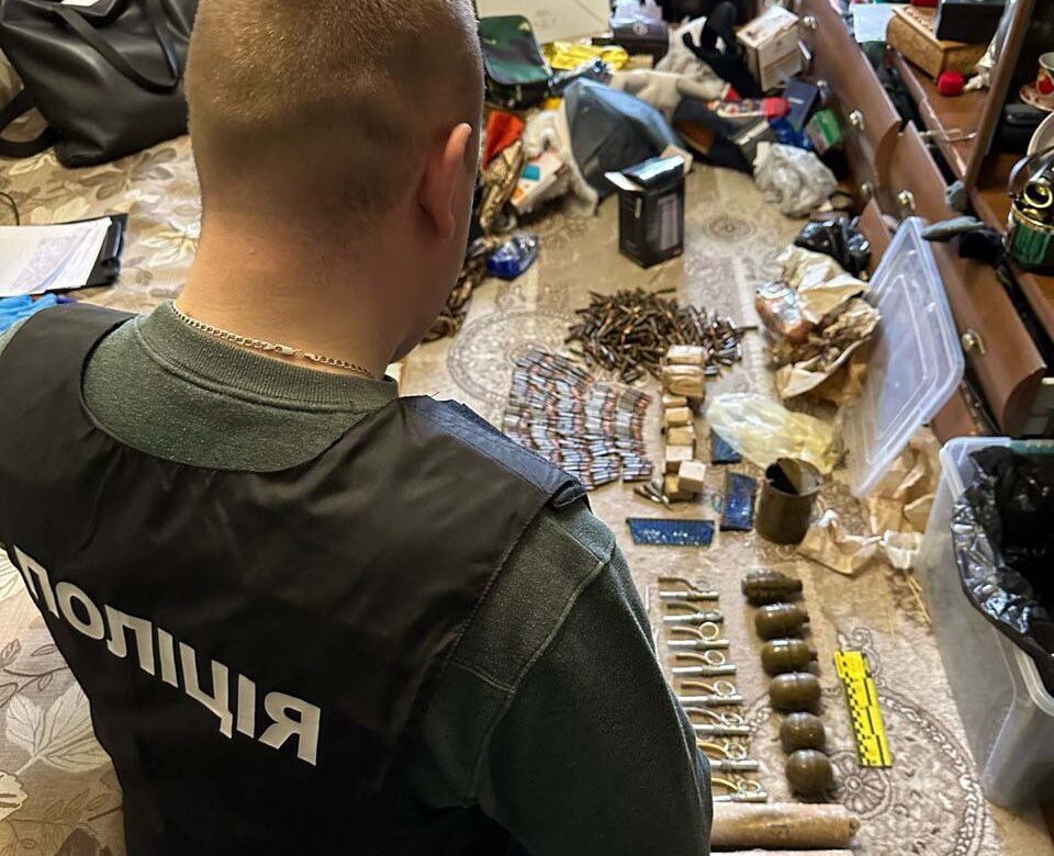 Збройний арсенал виявили у квартирі рівнянина (ФОТО)