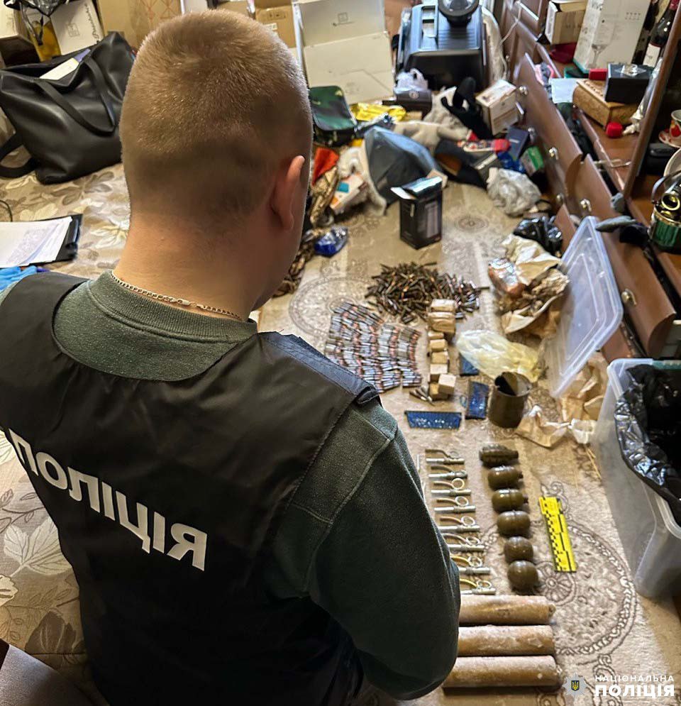 Збройний арсенал виявили у квартирі рівнянина (ФОТО) 0000