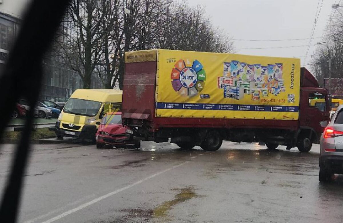 У Рівному в ДТП за участю вантажівки (ФОТО)