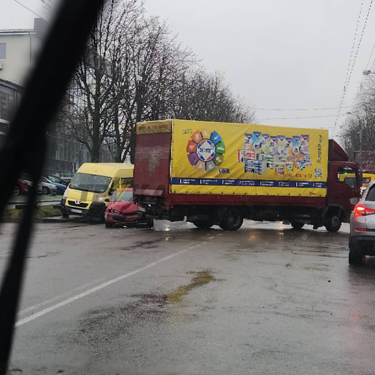 У Рівному в ДТП за участю вантажівки (ФОТО) 0000