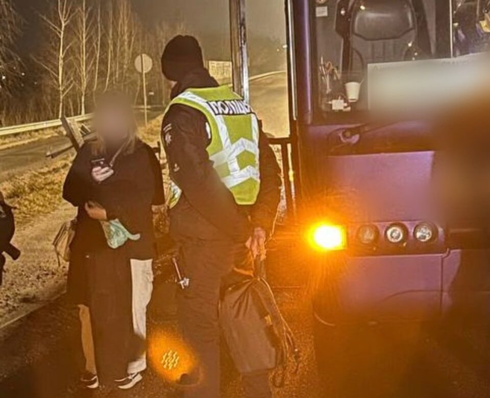 У Рівному з автобуса висадили неповнолітню, яка намагалася втекти до Польщі
