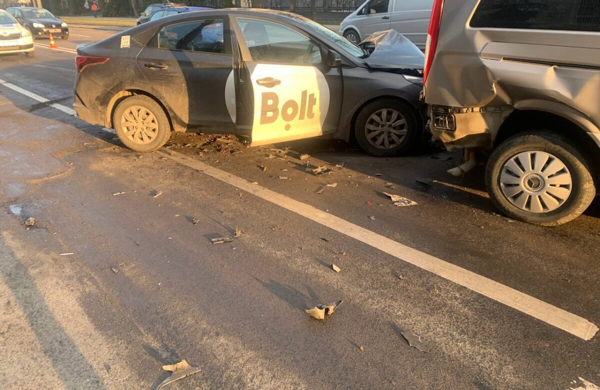 У Рівному водій таксі врізався в бус