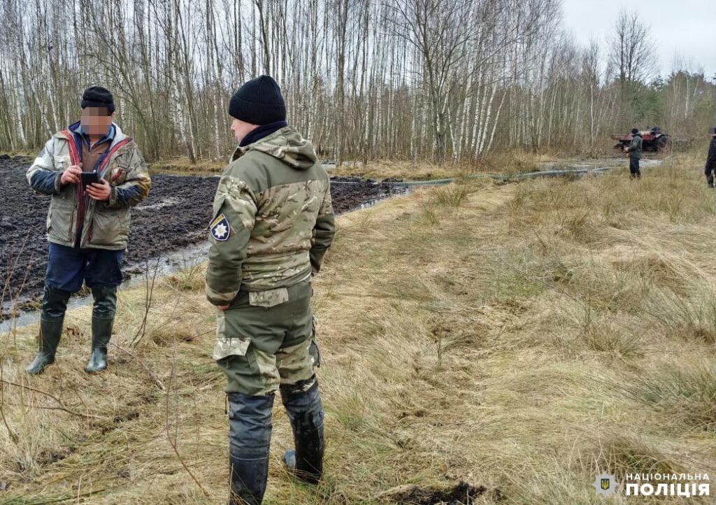 1 На Рівненщині бурштинокопачі викликали підкріплення для опору поліції (ФОТО)