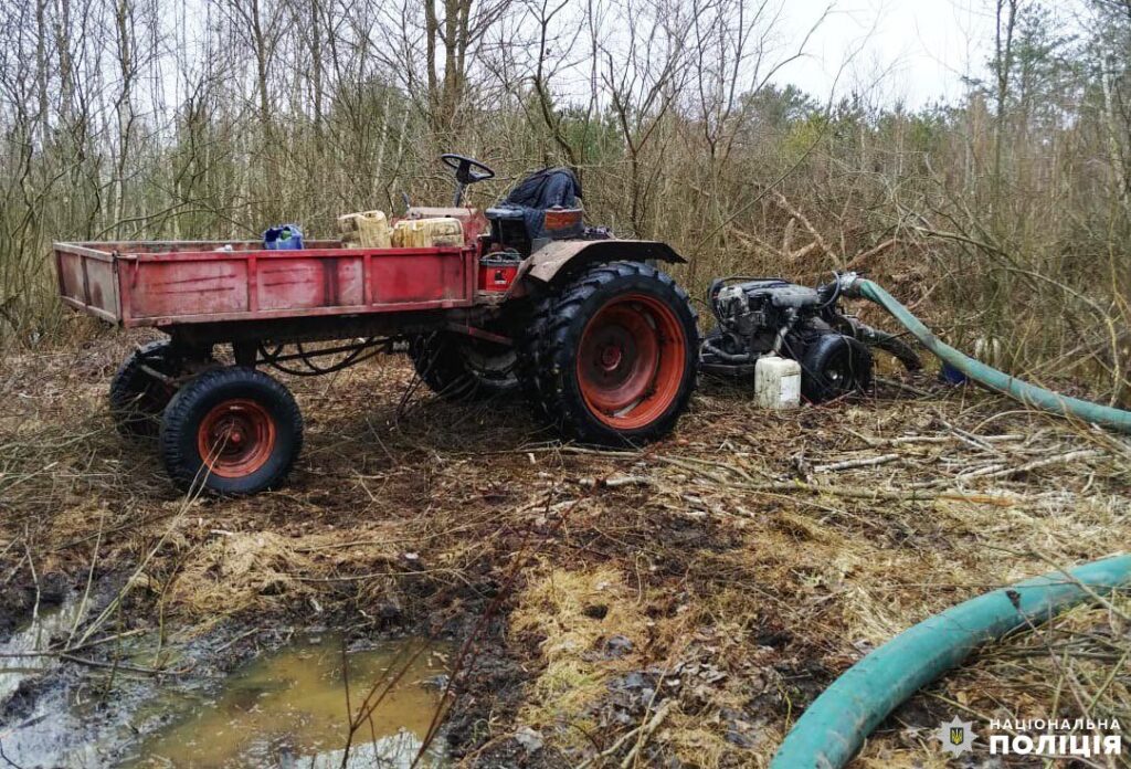 1 На Рівненщині бурштинокопачі викликали підкріплення для опору поліції (ФОТО)