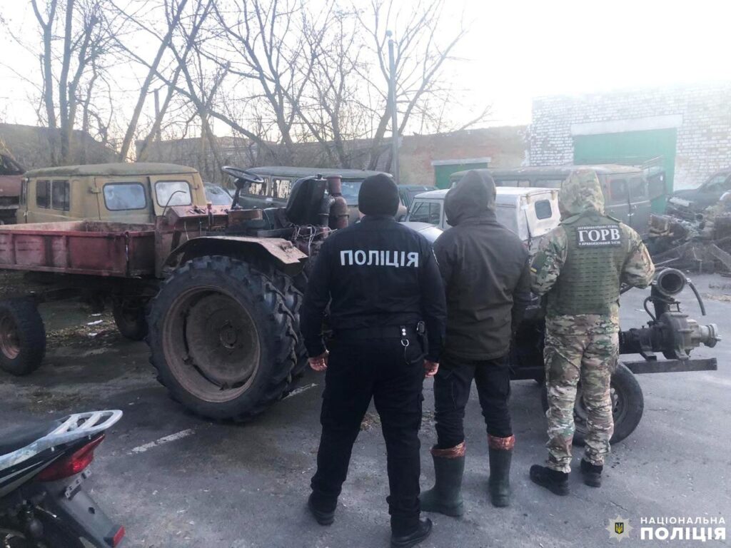 1 На Рівненщині бурштинокопачі викликали підкріплення для опору поліції (ФОТО)