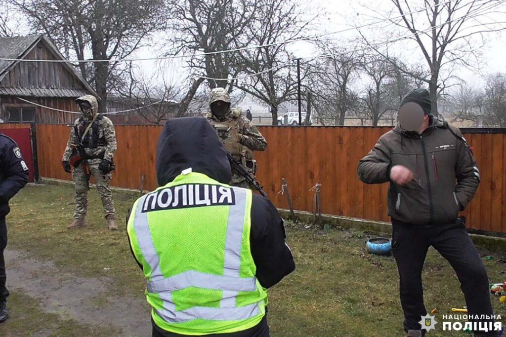 1 На Рівненщині бурштинокопачі викликали підкріплення для опору поліції (ФОТО)