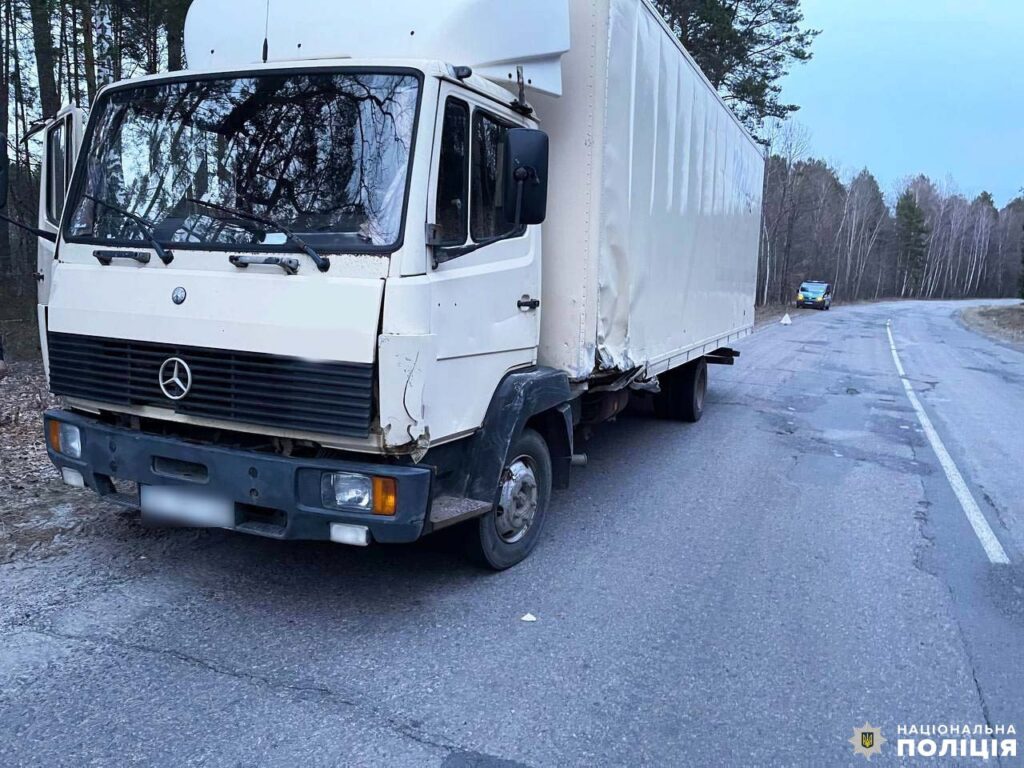 1 На півночі Рівненщини пасажир легковика загинув після зіткнення з вантажівкою (ФОТО)