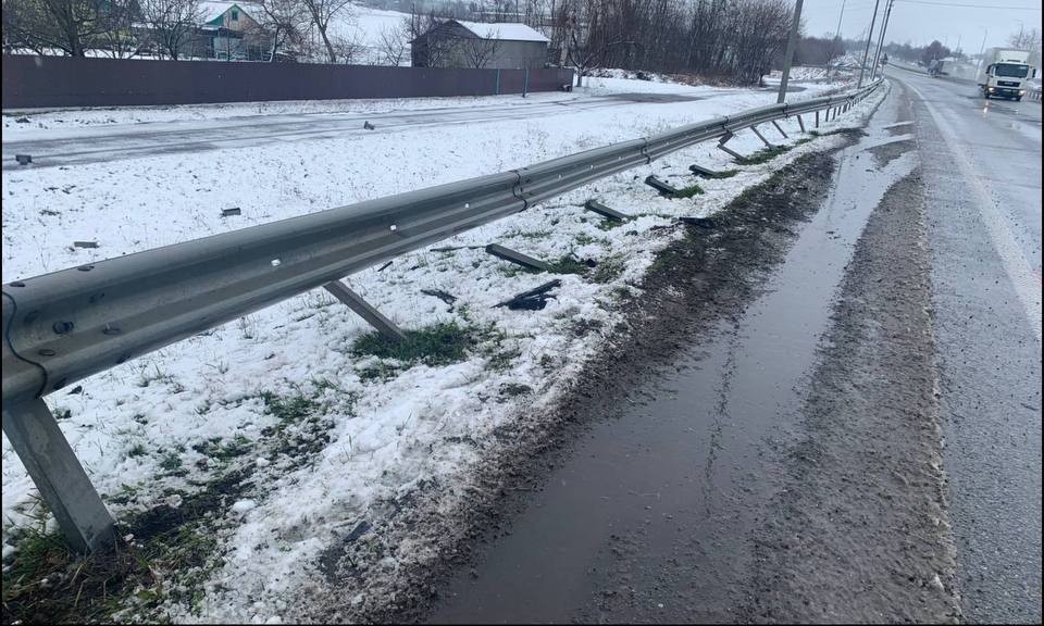 1 Водій Porsche зніс відбійник на трасі неподалік Рівного (ФОТО)
