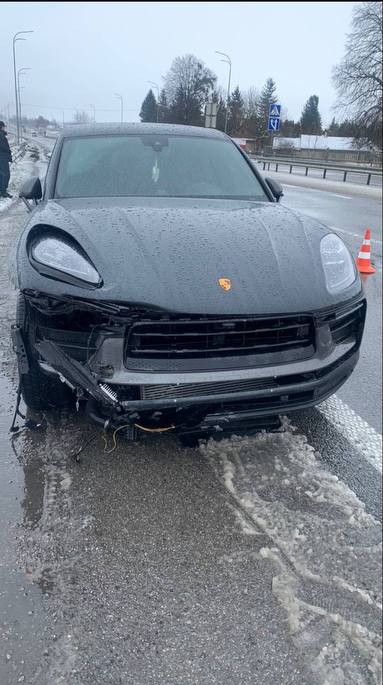 1 Водій Porsche зніс відбійник на трасі неподалік Рівного (ФОТО)