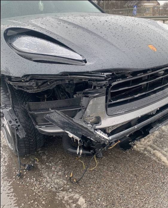 Водій Porsche зніс відбійник на трасі неподалік Рівного (ФОТО) 0000