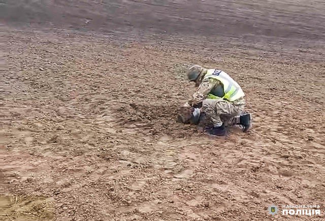 1 Уламки “Шахеда” виявили в полі на Рівненщині (ФОТО, ВІДЕО)