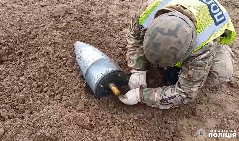 Уламки “Шахеда” виявили в полі на Рівненщині (ФОТО, ВІДЕО) 0000