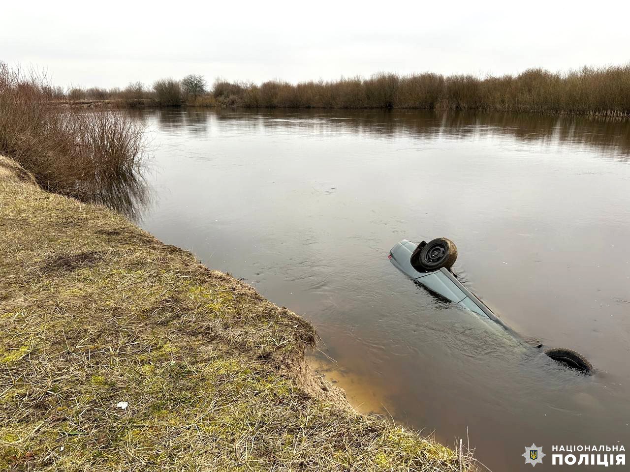 На Рівненщині потонуло авто з водієм всередині 0000
