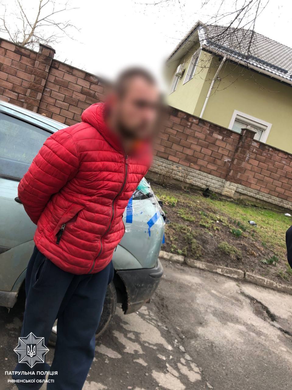 Поліція подякувала рівнянці, яка повідомила про нетверезого водія, що шукав “закладку” 0000