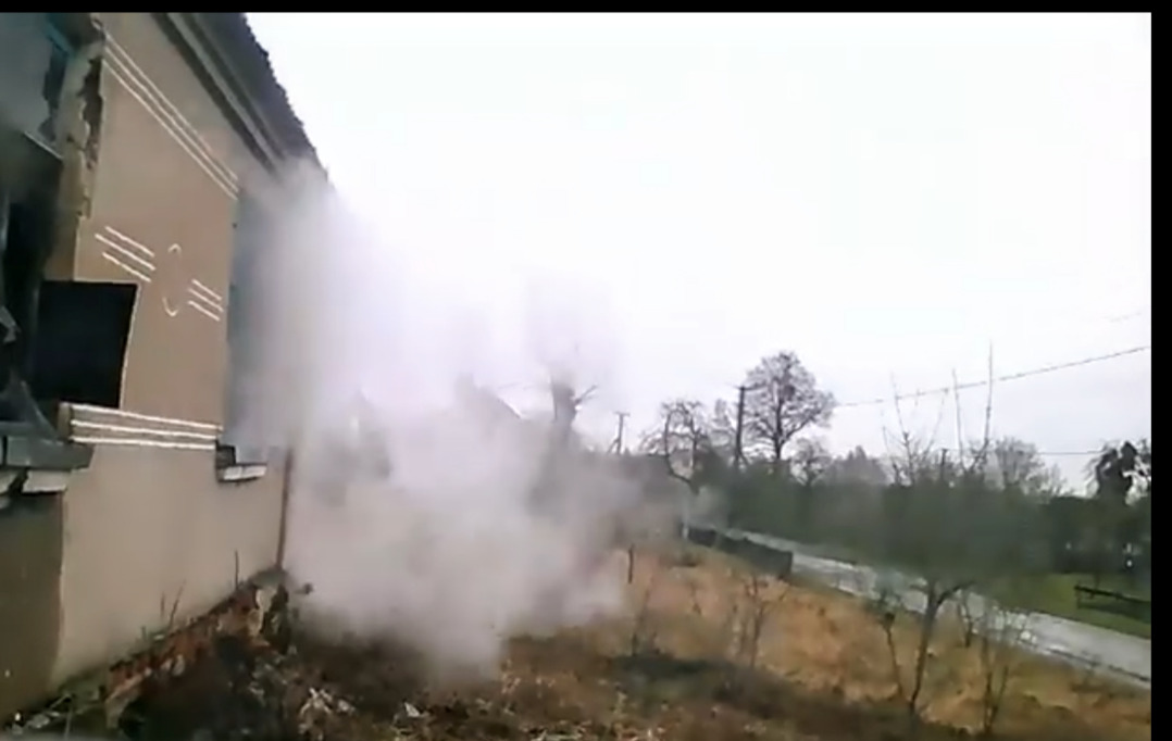 На Рівненщині поліцейський гасив пожежу в будинку (ВІДЕО) 0000