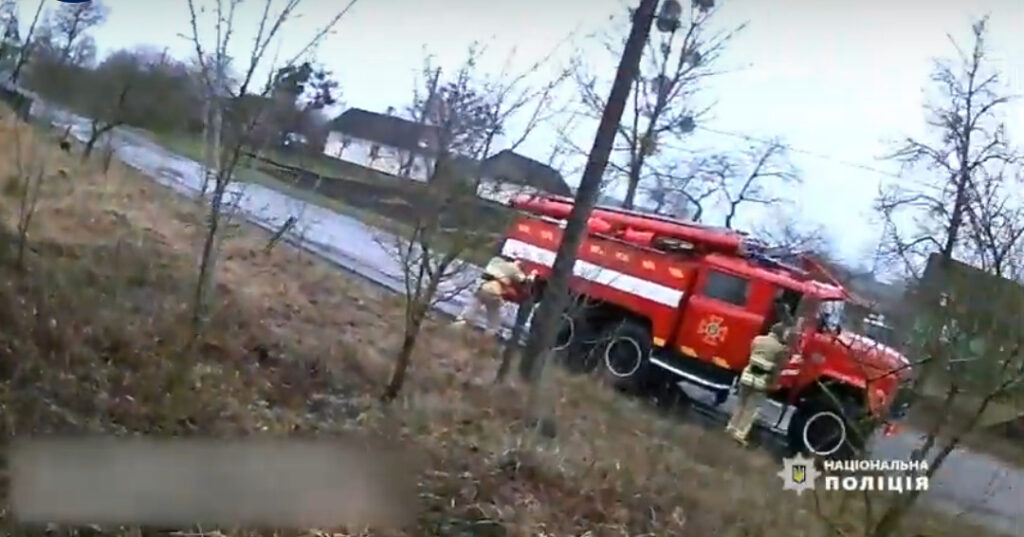 1 На Рівненщині поліцейський гасив пожежу в будинку (ВІДЕО)