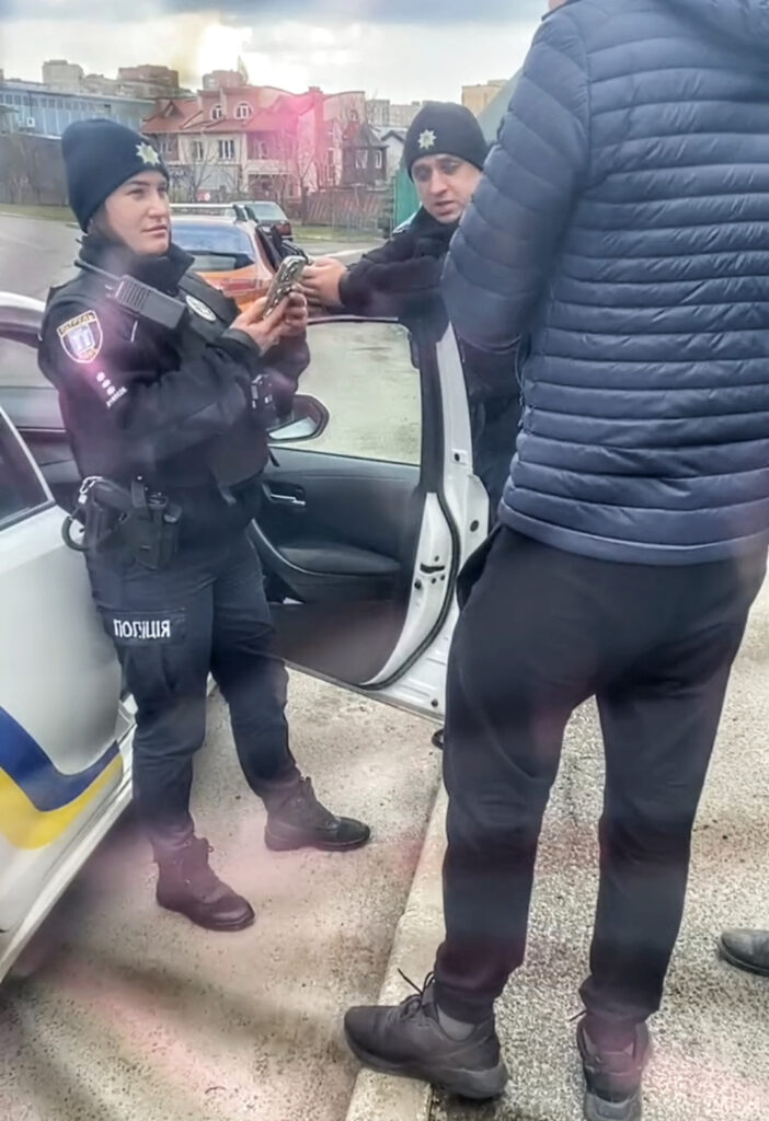 1 У Рівному водій маршрутки порушив ПДР, а тоді поскаржився на патрульних (ВІДЕО)