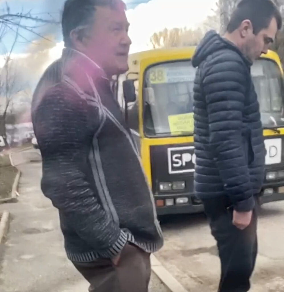 1 У Рівному водій маршрутки порушив ПДР, а тоді поскаржився на патрульних (ВІДЕО)