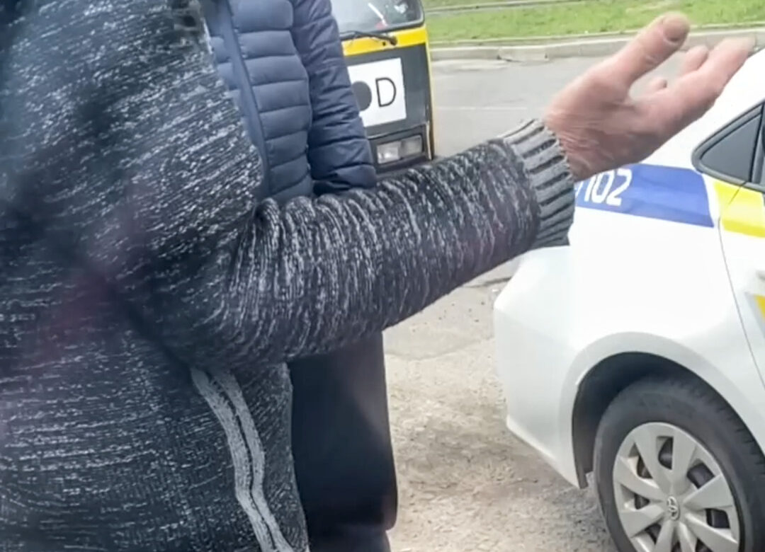 У Рівному водій маршрутки порушив ПДР, а тоді поскаржився на патрульних (ВІДЕО)