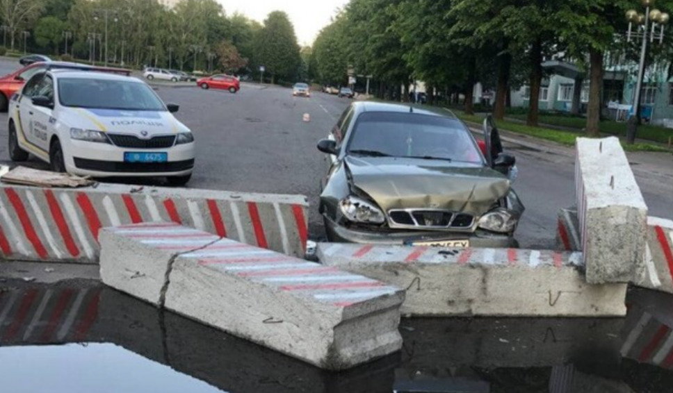1 Через інцидент на блокпості біля Рівненської ОВА викликали поліцію (ВІДЕО)