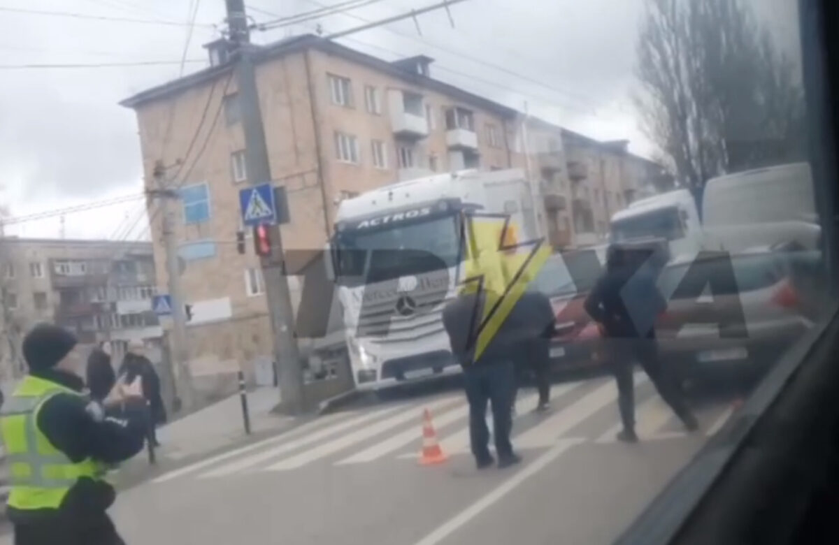 Центральна вулиця Рівного паралізована через ДТП (ВІДЕО)