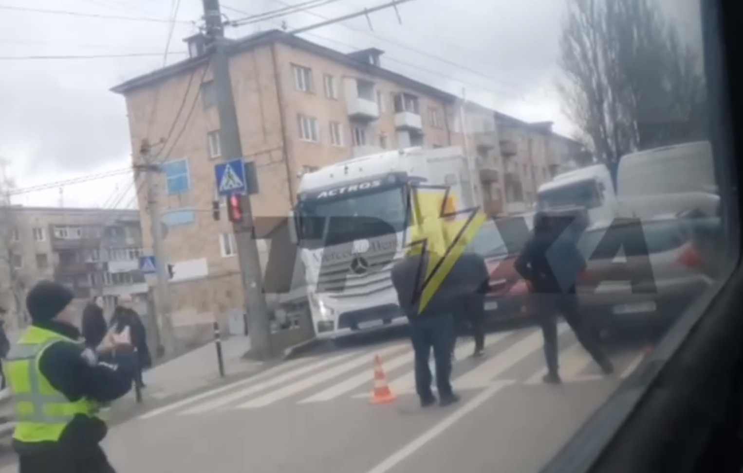 Центральна вулиця Рівного паралізована через ДТП (ВІДЕО) 0000