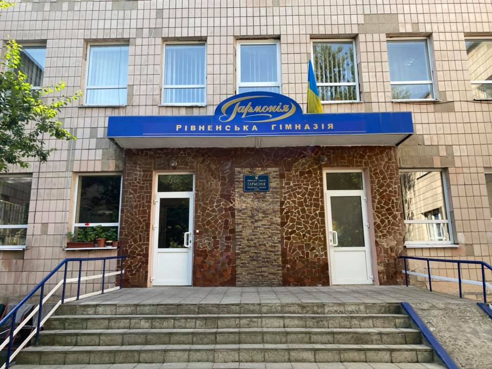 1 У Рівному новий скандал із учителем фізкультури: його підозрюють у домаганнях до школярок (ФОТО, ВІДЕО)